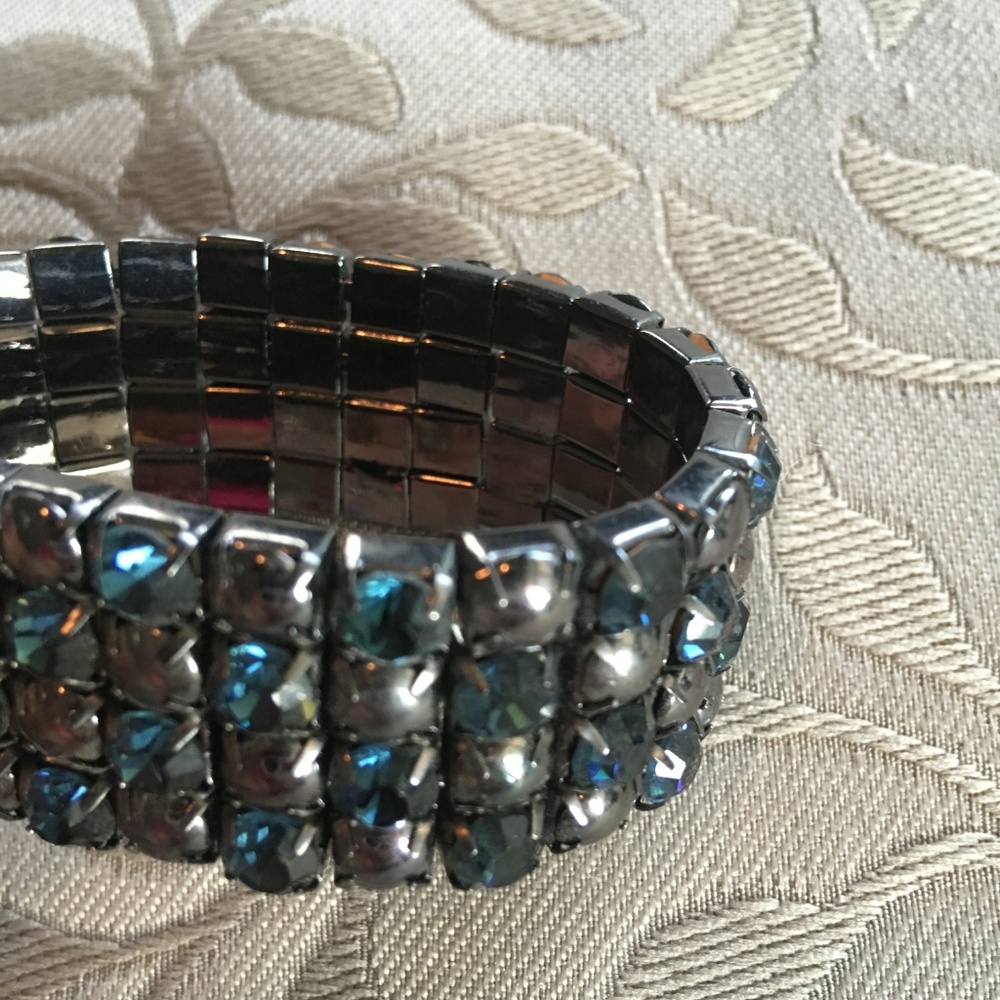 2/$15💙 Bold Bracelet, Stretchy, EUC